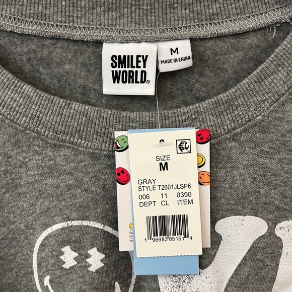 Women's SmileyWorld Love Above All Graphic Sweatshirt Gray M Smiley Company NWT - Picture 8 of 13
